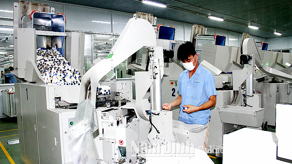 Sản xuất sợi trên dây chuyền thiết bị công nghệ hiện đại tại Nhà máy Sợi Hòa Xá (thành phố Nam Định).