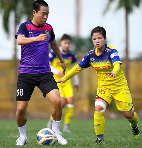  Cầu thủ nữ Việt Nam trong trận giao hữu với đội cựu cầu thủ nam. Ảnh: MINH CHIẾN.
