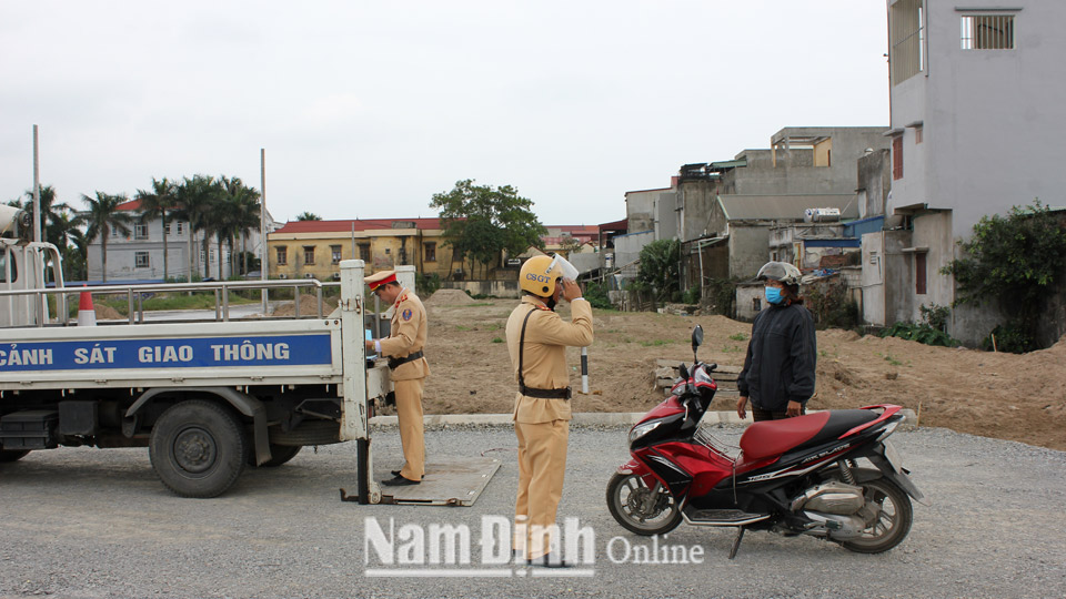 Lực lượng Cảnh sát giao thông (Công an huyện Mỹ Lộc) kiểm tra việc chấp hành các quy định về trật tự an toàn giao thông trên địa bàn.