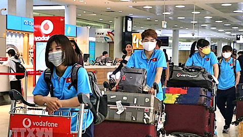 Các thành viên đội tuyển nữ Việt Nam tại sân bay quốc tế Sydney (Australia). (Ảnh: TTXVN)
