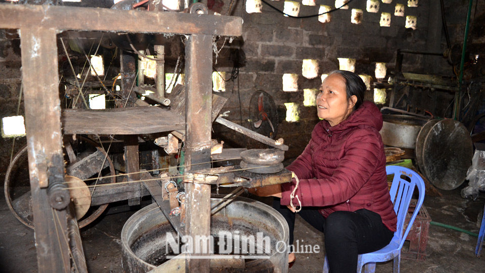 Bà Mai Thị Yến, chủ cơ sở sản xuất tơ lụa ở xóm Hoà Lạc, xã Phương Định (Trực Ninh) sử dụng nồi hơi kéo tơ.