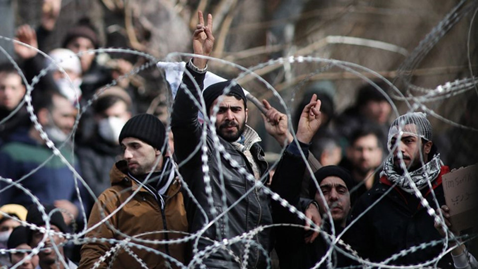 Người di cư tại khu vực biên giới Thổ Nhĩ Kỳ - Hy Lạp, ngày 2-3-2020. Ảnh: Xinhua
