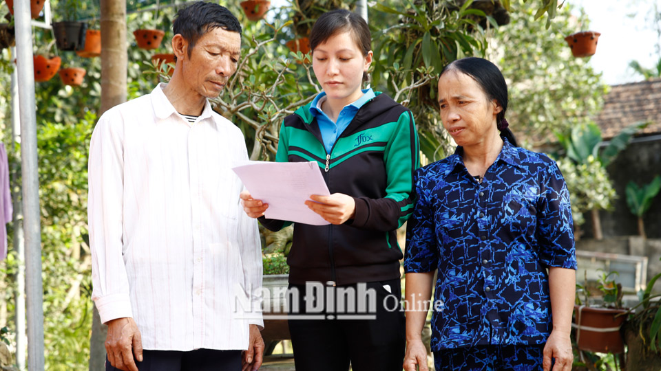 Chị Trần Thị Lanh (đứng giữa), công chức văn hóa - xã hội xã Hiển Khánh (Vụ Bản) tuyên truyền các tiêu chí gia đình văn hóa cho nhân dân.