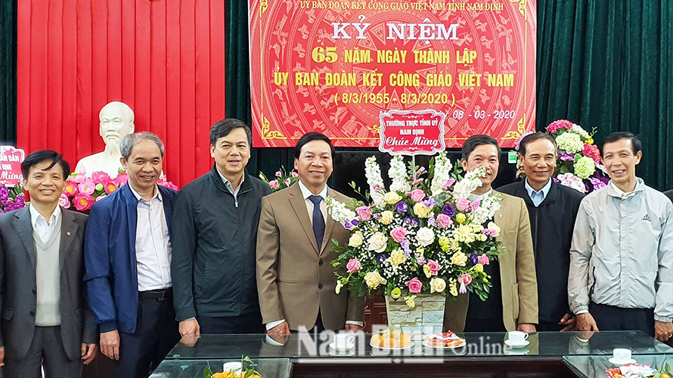 Đồng chí Trần Văn Chung, Phó Bí thư Thường trực Tỉnh ủy, Chủ tịch HĐND tỉnh tặng hoa chúc mừng Ủy ban Đoàn kết Công giáo tỉnh.