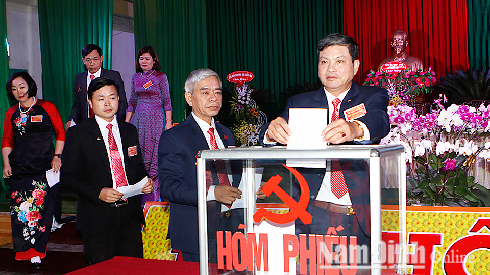 Đảng viên bỏ phiếu bầu Ban Chấp hành Đảng bộ thị trấn Cồn nhiệm kỳ 2020-2025. Ảnh: Việt Thắng