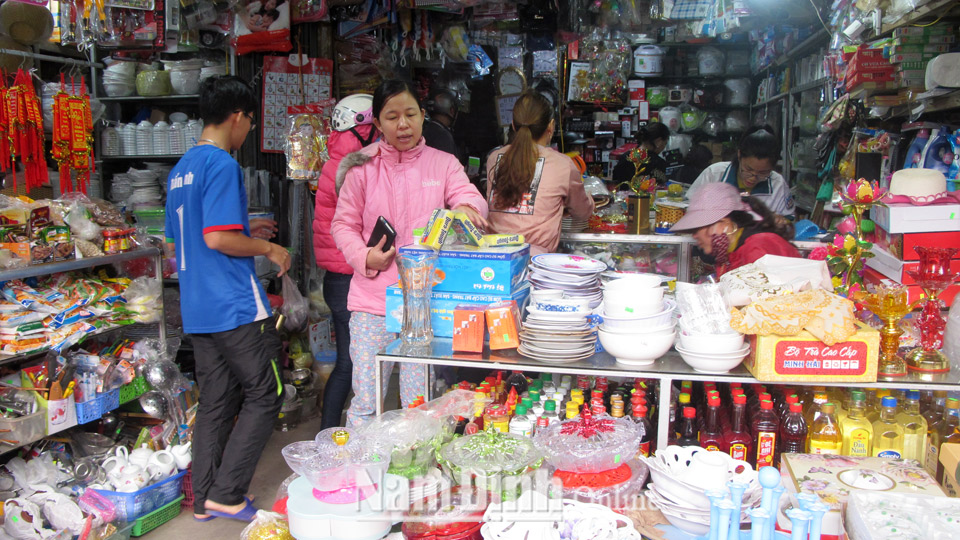 Người dân tấp nập mua bán tại chợ Cầu Ốc, phường Lộc Hòa (thành phố Nam Định).