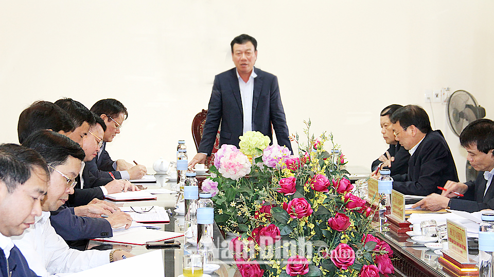 Đồng chí Đoàn Hồng Phong, Uỷ viên Ban Chấp hành Trung ương Đảng, Bí thư Tỉnh ủy, Trưởng đoàn Đoàn đại biểu Quốc hội của tỉnh phát biểu tại buổi làm việc.