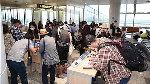 Khách quốc tế làm thủ tục khai báo y tế trước khi nhập cảnh tại cửa khẩu Sân bay quốc tế Nội Bài (Hà Nội), chiều 7/3. Ảnh: Dương Giang/TTXVN