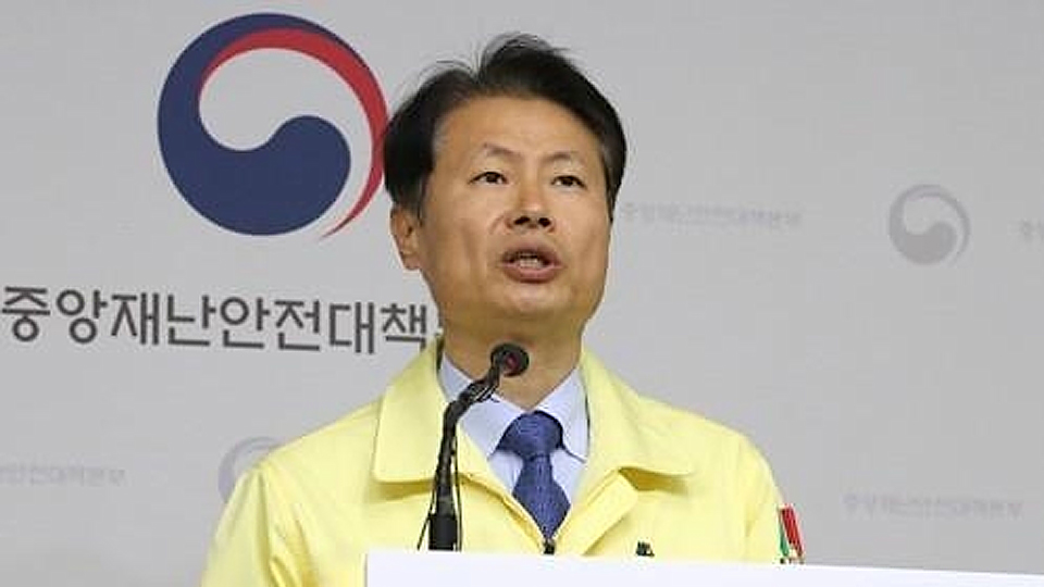 Thứ trưởng Y tế Hàn Quốc Kim Ganglip phát biểu tại họp báo (Ảnh: YONHAP)