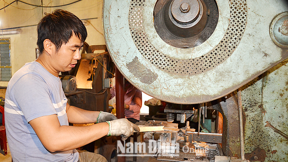 Sản xuất bản lề cửa tại xưởng cơ khí của ông Ngô Văn Hiến ở xóm 5, xã Xuân Tiến.