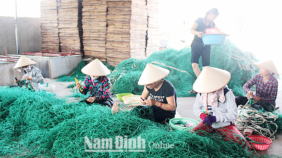 Đan lưới chắp tại làng chài Tân Minh, xã Hải Triều (Hải Hậu).