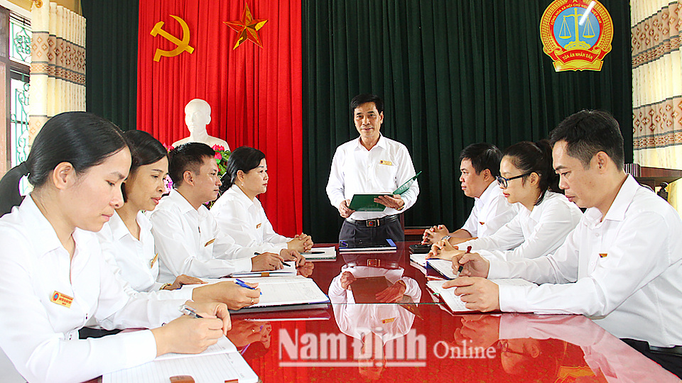Một buổi giao ban nghiệp vụ công tác xét xử của Tòa án nhân dân huyện Trực Ninh.