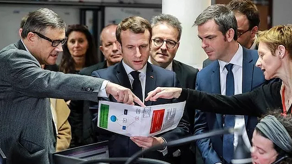 Tổng thống Emmanuel Macron thăm trung tâm cấp cứu ở bệnh viện Necker, Paris. (Ảnh: Le Parisien-AFP)