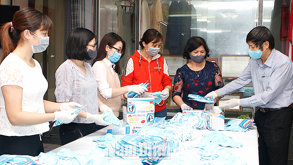 Quy trình đóng gói sản phẩm khẩu trang vải “2 trong 1” chất lượng cao, phòng chống dịch COVID-19 tại Công ty Cổ phẩn Dệt lụa Nam Định.
