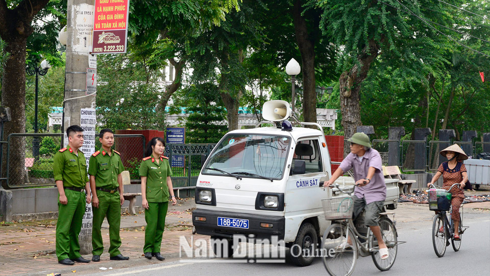 Camera giám sát an ninh lắp đặt trên đường Trần Phú (khu vực vườn cảnh và Chùa Vọng Cung, thành phố Nam Định).
