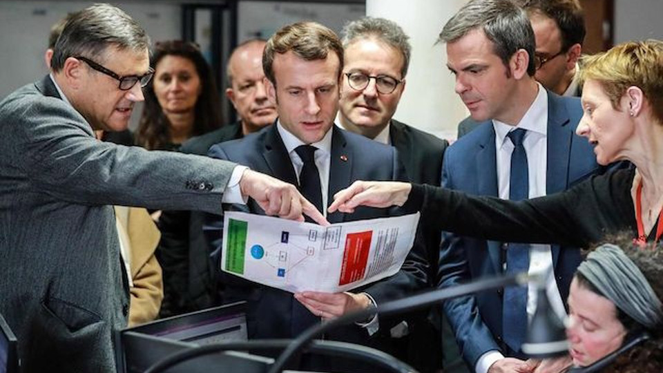 Tổng thống Emmanuel Macron thăm trung tâm cấp cứu ở bệnh viện Necker, Paris.  Ảnh: Le Parisien - AFP