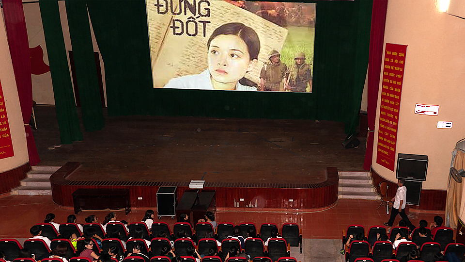 Một buổi chiếu phim cho học sinh tại rạp Sinh viên (thành phố Nam Định).