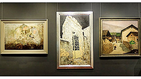 Các tác phẩm chủ đề phong cảnh Việt Nam trưng bày tại triển lãm. Ảnh: KHÁNH HUYỀN
