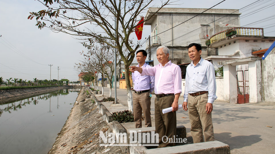 Đồng chí Lê Văn Trọng, Bí thư Chi bộ thôn Nội, xã Nam Thanh (đứng giữa) vận động người dân trong thôn giữ gìn vệ sinh môi trường.