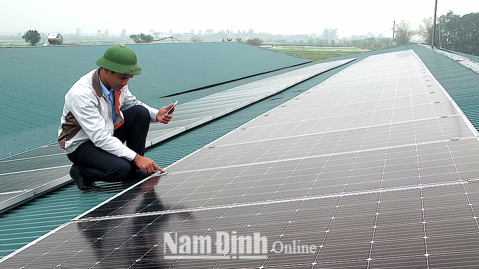 Kiểm tra công trình điện năng lượng mặt trời tại trang trại nuôi gà công nghiệp, xã Yên Lộc (Ý Yên).