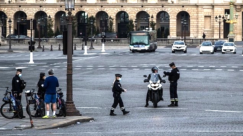 Cảnh sát Paris kiểm tra mục đích ra đường của người dân. (Ảnh: Le Monde/AFP)