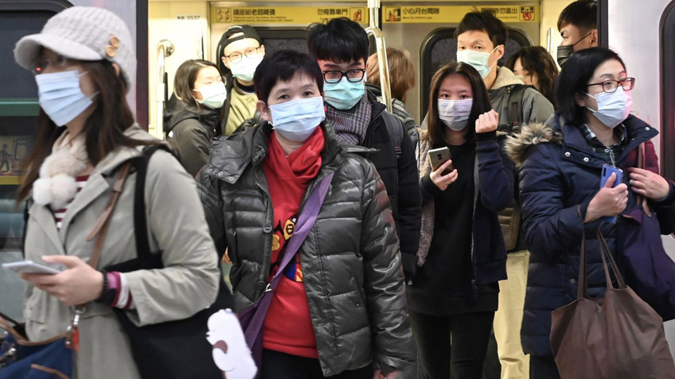 Hành khách đeo khẩu trang phòng tránh lây nhiễm COVID-19 tại một nhà ga ở Đài Bắc, Đài Loan (Trung Quốc) ngày 30-1-2020.  Ảnh: AFP/TTXVN
