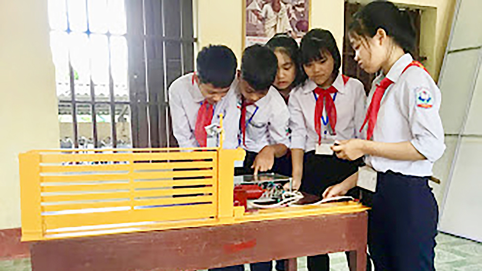 Nhóm học sinh Trường THCS Trực Đại (Trực Ninh) với sản phẩm cổng trường đóng mở tự động sử dụng chìa khóa thông minh dự thi Sáng tạo khoa học kỹ thuật cấp tỉnh năm 2019.  Ảnh: Do cơ sở cung cấp