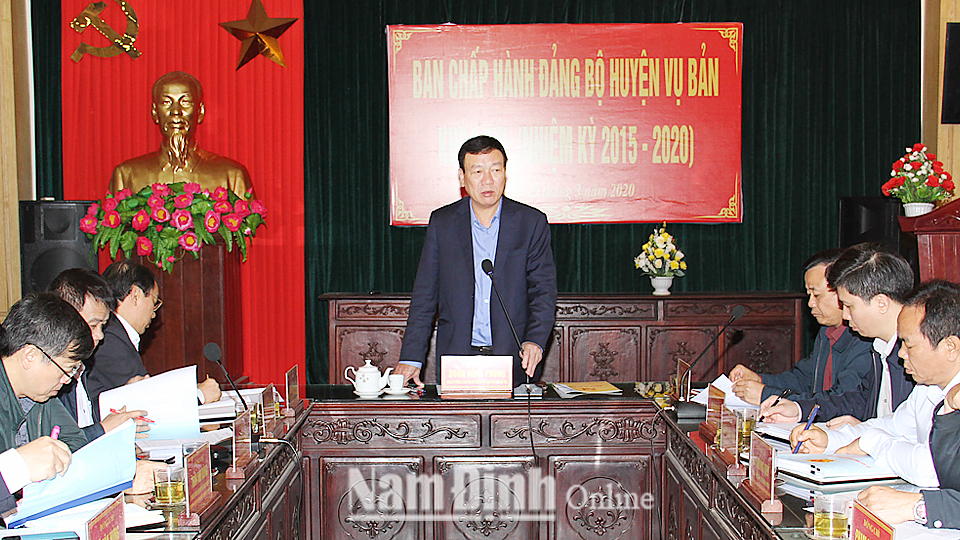Đồng chí Đoàn Hồng Phong, Uỷ viên Ban Chấp hành Trung ương Đảng, Bí thư Tỉnh ủy, Trưởng đoàn Đoàn đại biểu Quốc hội của tỉnh phát biểu tại buổi làm việc.