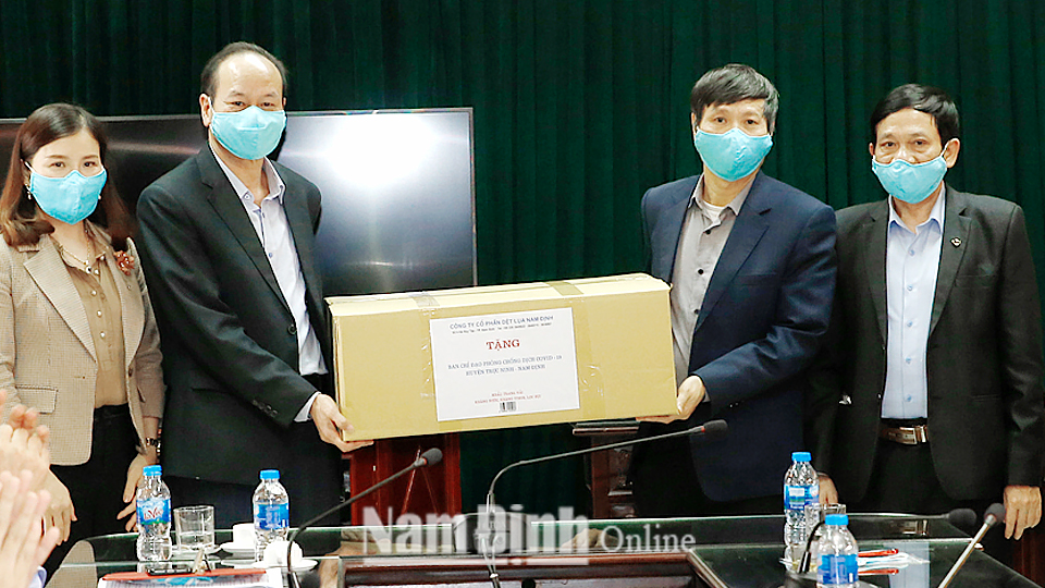 Báo Nam Định và Công ty cổ phần Dệt lụa Nam Định trao khẩu trang cho Ban chỉ đạo phòng, chống dịch Covid-19 huyện Trực Ninh.  Ảnh: Viết Dư
