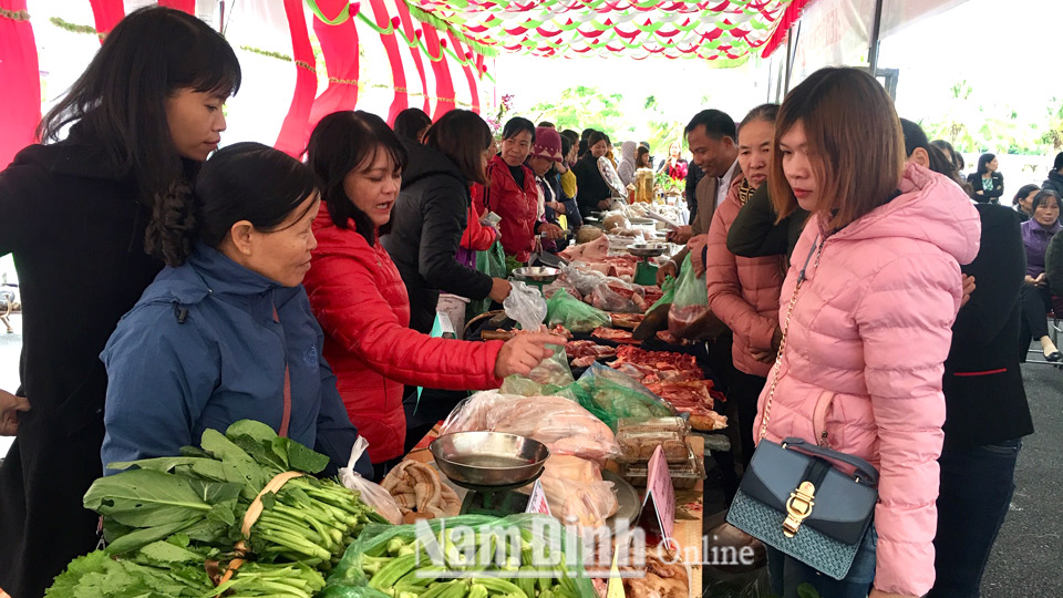 Các gian hàng thực phẩm tại “Phiên chợ xanh” năm 2019 do Hội phụ nữ Hải Hậu tổ chức