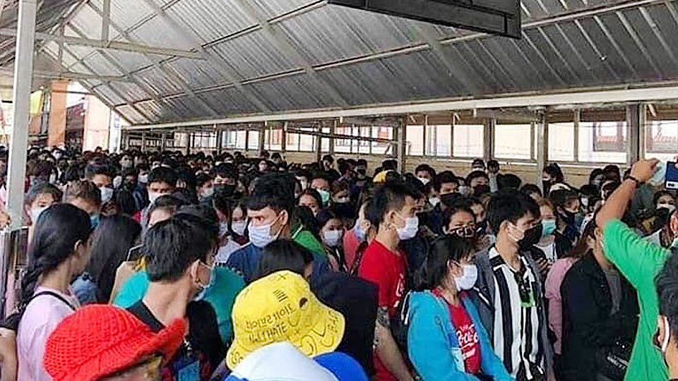 Nhiều người lao động Campuchia tại Thái Lan trở về nước ngày 22-3 (Ảnh: Fresh News)