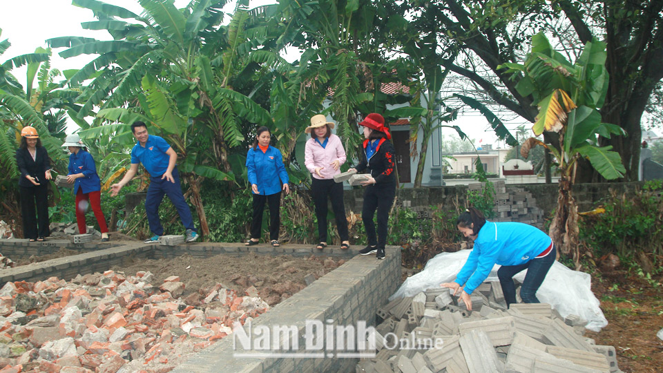 Đoàn viên, thanh niên huyện Giao Thủy tham gia hỗ trợ xây dựng Nhà nhân ái cho gia đình có hoàn cảnh khó khăn.