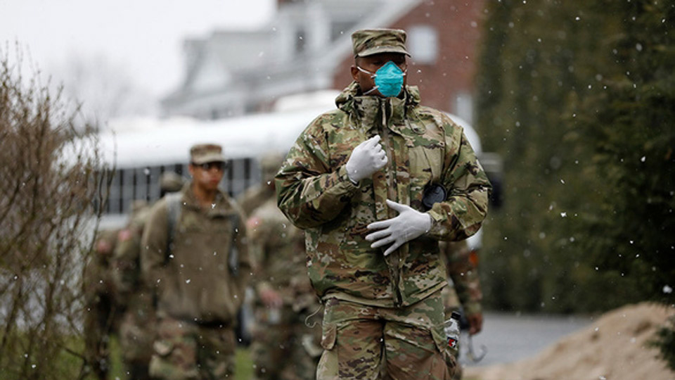 Các thành viên của Lực lượng đặc nhiệm chung JTF2, gồm cả Vệ binh quốc gia Mỹ, đến tham gia công tác khử trùng tại New Rochelle, New York hôm 23-3.  Ảnh: Reuters