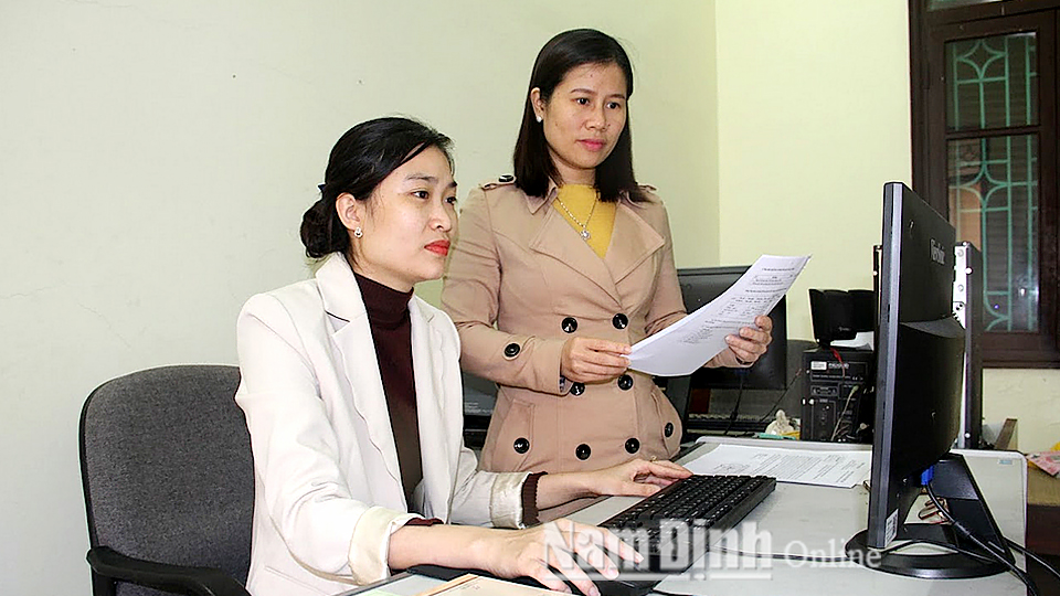 Cán bộ Ban Tuyên giáo Huyện ủy Mỹ Lộc chuẩn bị tài liệu thông tin tình hình thời sự tới cán bộ, đảng viên.