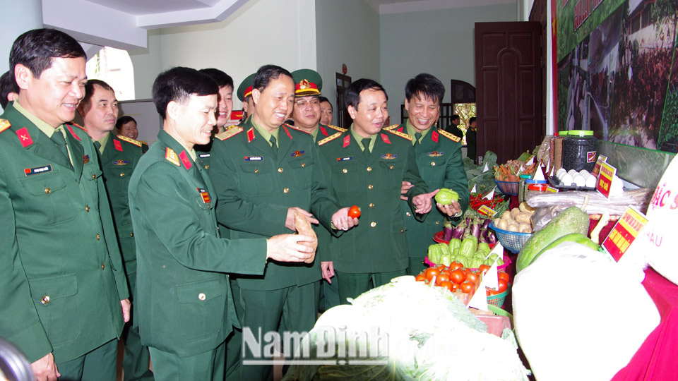Lãnh đạo Quân khu 3 và Bộ CHQS tỉnh tham quan sản phẩm do lực lượng Hậu cần tỉnh tăng gia sản xuất.