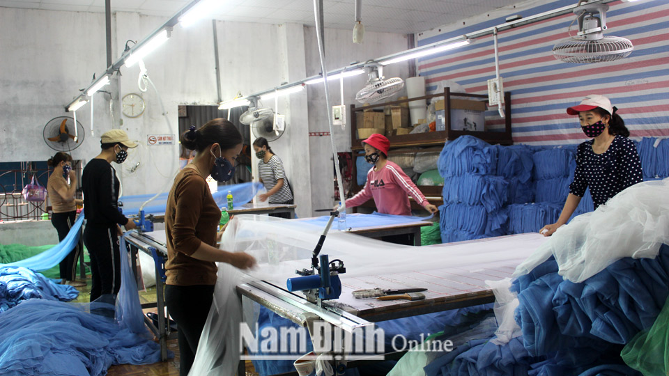 Cơ sở sản xuất màn của chị Vũ Thị Nhung, xã Xuân Phú (Xuân Trường) tạo việc làm cho hàng trăm lao động nữ.  Bài và ảnh: Lam hồng