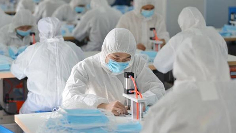 Công nhân sản xuất khẩu trang tại một nhà máy ở Trung Quốc.  Ảnh: Tân Hoa xã