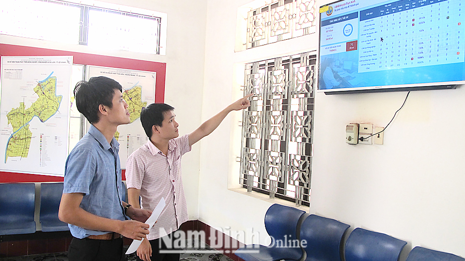 Hướng dẫn người dân thực hiện quy trình thủ tục hành chính tại Trung tâm hành chính một cửa Văn phòng UBND huyện Trực Ninh.