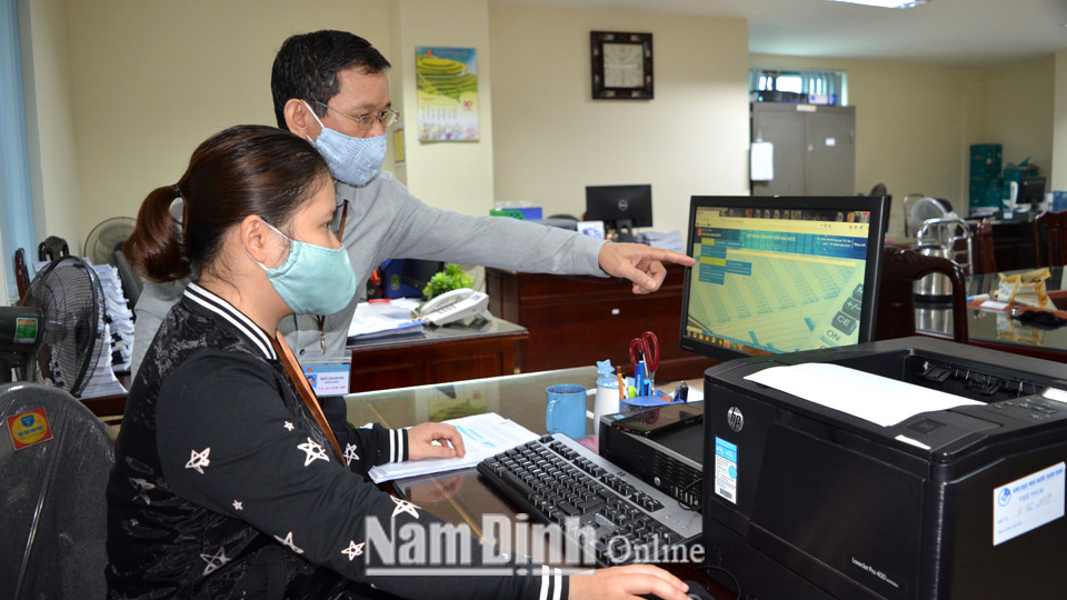 Cán bộ KBNN Nam Định kiểm tra số liệu tổng hợp báo cáo tài chính Nhà nước trên hệ thống Tổng kế toán Nhà nước.