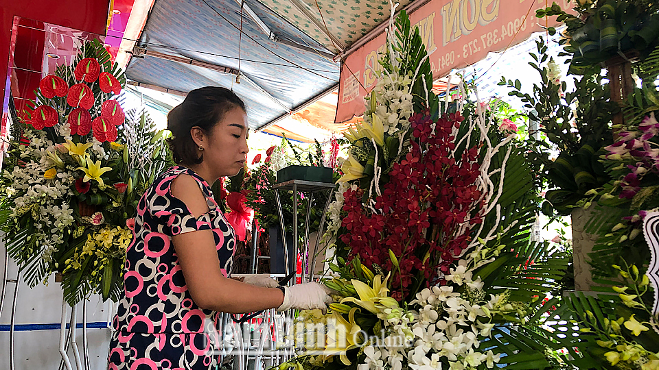 Nhân viên cửa hàng hoa Sơn Nhung, đường Nguyễn Du (thành phố Nam Định) đang say sưa với công việc cắm hoa.