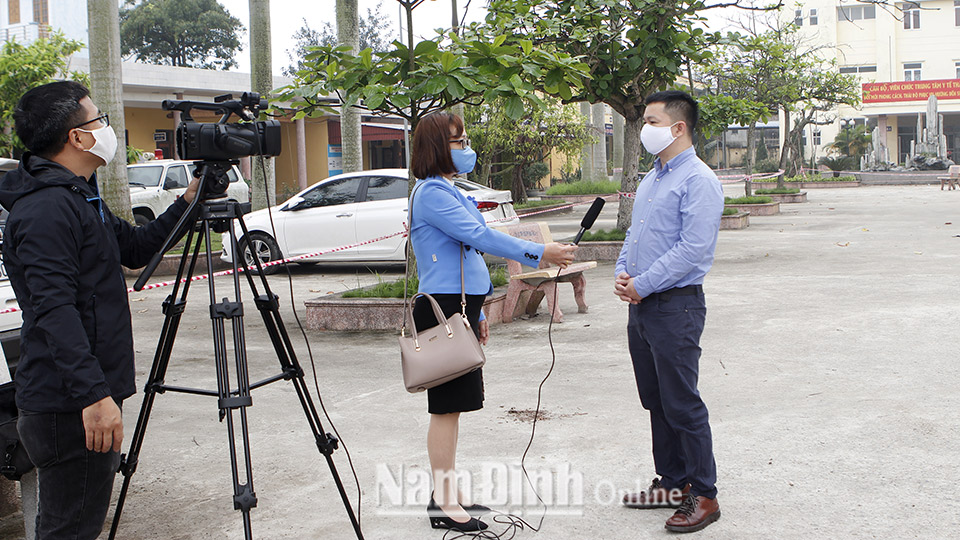 Phóng viên Báo Điện tử Nam Định tác nghiệp tại Trung tâm Y tế  thành phố Nam Định, thông tin kịp thời các biện pháp cấp bách trong đợt  cao điểm phòng, chống dịch COVID-19.