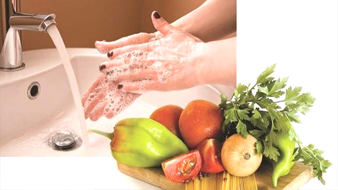 Rửa tay sạch sẽ bằng xà phòng và nước trước và sau khi chế biến thức ăn. 