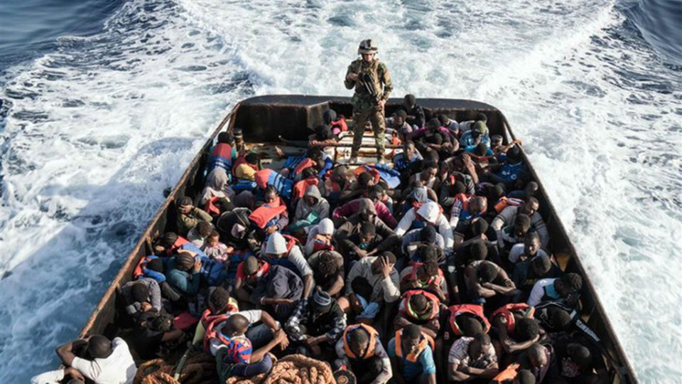 Hình ảnh chiếc thuyền chở người di cư từ Zawiyah, Libya vào châu Âu.  Ảnh: AP