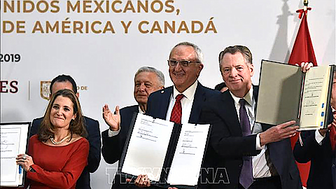 Phó Thủ tướng Canada Chrystia Freeland, Trưởng đoàn đàm phán Mexico Jesus Seade và Đại diện Thương mại Mỹ Robert Lighthizer (từ trái sang, phía trước) tại lễ ký thỏa thuận hoàn tất Hiệp định Thương mại tự do Mỹ - Mexico - Canada (USMCA) ở Mexico City, ngày 10/12/2019. Ảnh: AFP/TTXVN.