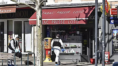 Cảnh sát khám nghiệm hiện trường vụ tấn công. Ảnh: Le Monde - AP.