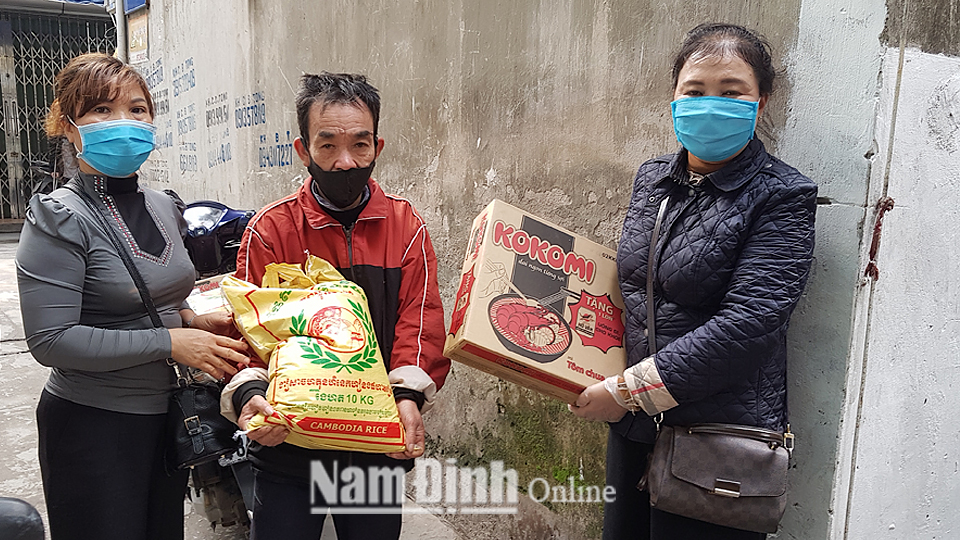 Doanh nhân Đỗ Thanh Hương (ngoài cùng bên phải) trao tặng quà hỗ trợ gia đình ông Nguyễn Văn Trường ở ngõ An Phong, phường Quang Trung (thành phố Nam Định).