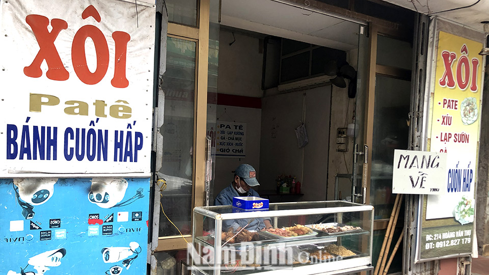Một cửa hàng thức ăn nhanh trên đường Hoàng Văn Thụ (thành phố Nam Định) bán cho khách mang về.