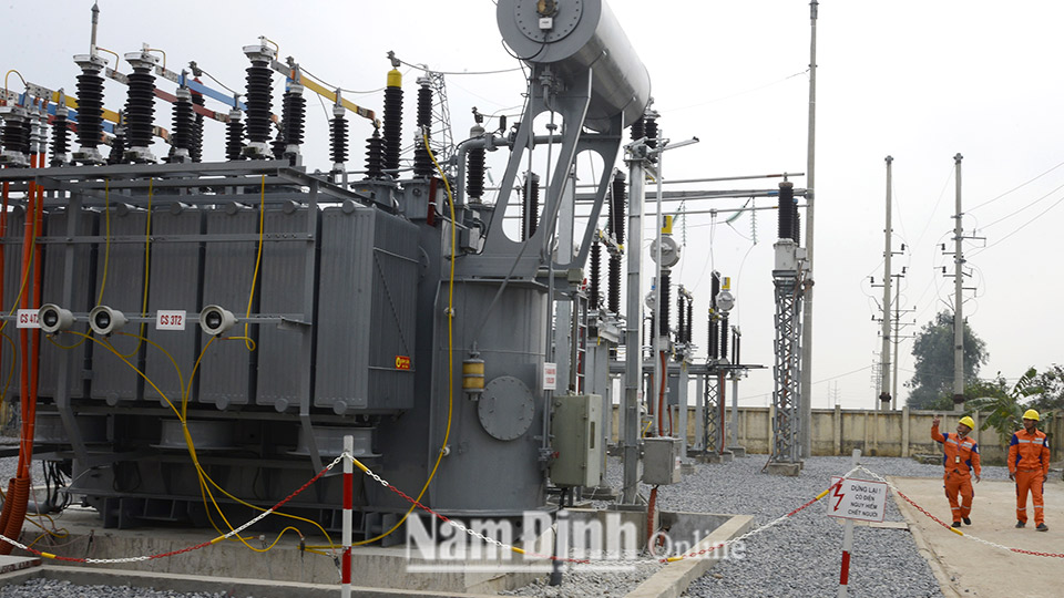 Công ty Điện lực Nam Định lắp đặt thêm máy biến áp mới tại Trạm 110kV Trực Ninh phục vụ nhu cầu sử dụng điện tăng cao của nhân dân trước mùa nắng nóng.