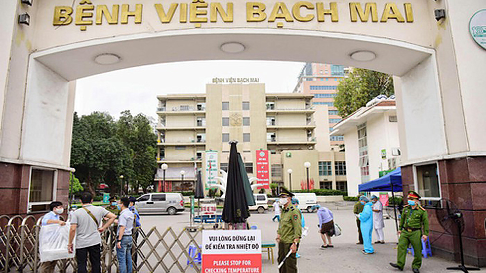 Hà Nội và các lực lượng chức năng triển khai các biện pháp quyết liệt dập bằng được ổ dịch tại Bệnh viện Bạch Mai. Ảnh: anninhthudo.vn