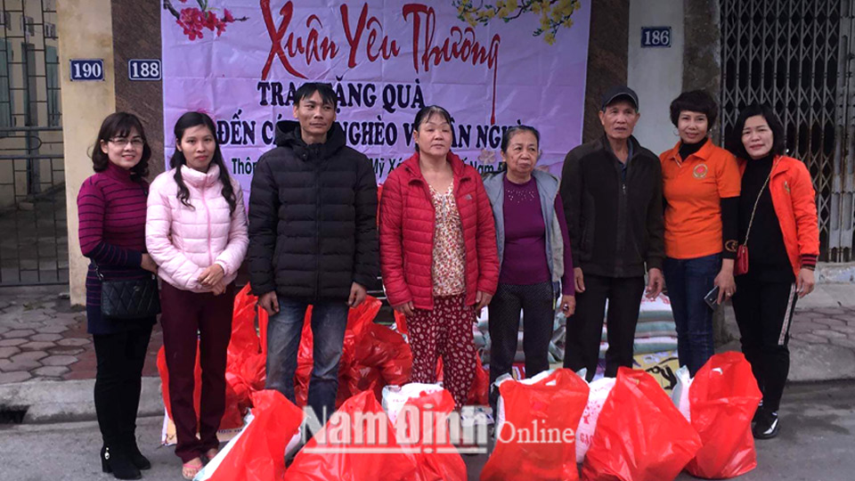 Nhóm thiện nguyện nhân ái Việt Nam đầu cầu Nam Định trao tặng quà cho các hộ nghèo trên địa bàn thành phố Nam Định.